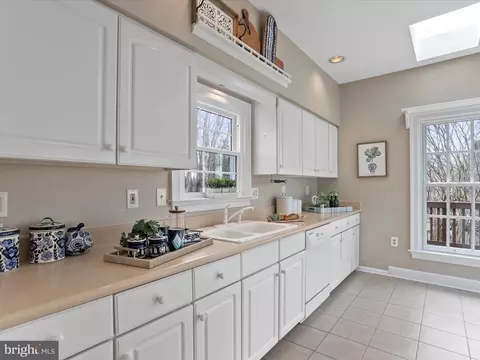 Kitchen - 43384 Wayside Cir, Ashburn, VA 20147 photo 4 of 7