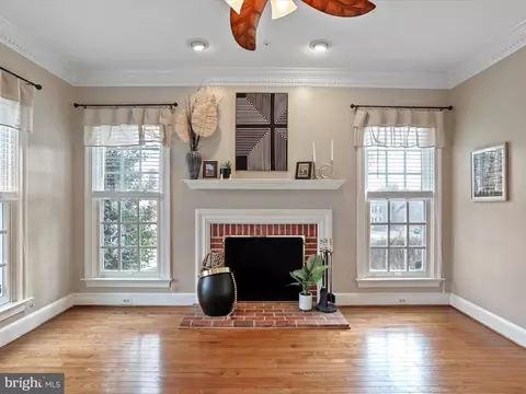 Living - 43384 Wayside Cir, Ashburn, VA 20147 photo 2 of 5