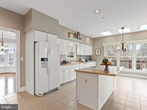 Kitchen - 43384 Wayside Cir, Ashburn, VA 20147 photo 3 of 7