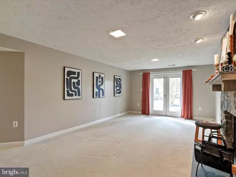 Living - 43384 Wayside Cir, Ashburn, VA 20147 photo 4 of 5