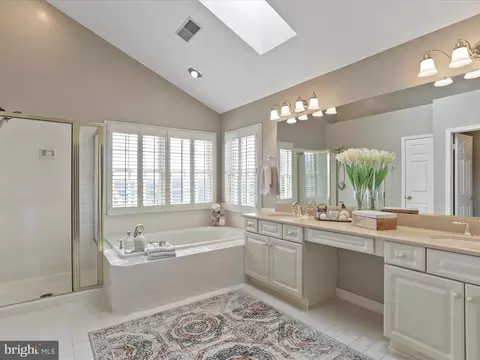 Bath - 43384 Wayside Cir, Ashburn, VA 20147 photo 2 of 8