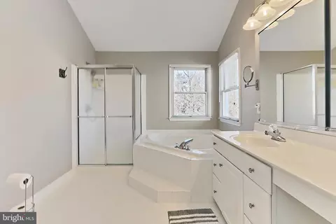 Bath - 26041 Springdale Dr, Chantilly, VA 20152 photo 3 of 6