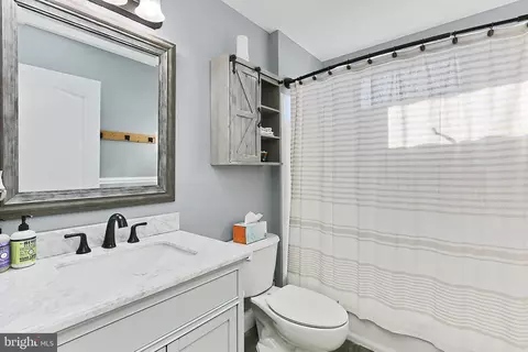 Bath - 26041 Springdale Dr, Chantilly, VA 20152 photo 5 of 6