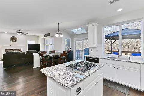Kitchen - 26041 Springdale Dr, Chantilly, VA 20152 photo 6 of 7
