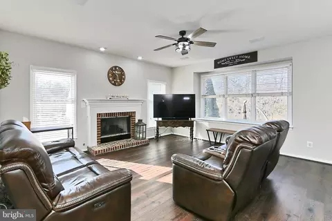 Living - 26041 Springdale Dr, Chantilly, VA 20152 photo 4 of 4