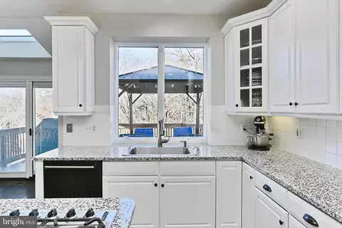 Kitchen - 26041 Springdale Dr, Chantilly, VA 20152 photo 7 of 7