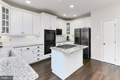 Kitchen - 26041 Springdale Dr, Chantilly, VA 20152 photo 4 of 7
