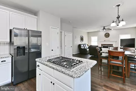 Kitchen - 26041 Springdale Dr, Chantilly, VA 20152 photo 5 of 7