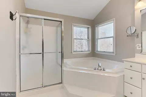 Bath - 26041 Springdale Dr, Chantilly, VA 20152 photo 4 of 6