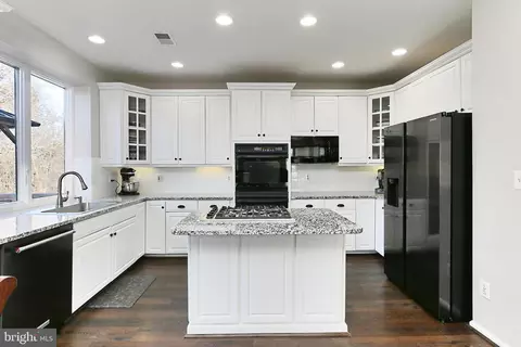 Kitchen - 26041 Springdale Dr, Chantilly, VA 20152 photo 3 of 7