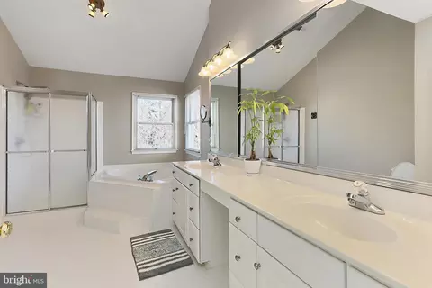 Bath - 26041 Springdale Dr, Chantilly, VA 20152 photo 2 of 6