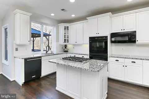 Kitchen - 26041 Springdale Dr, Chantilly, VA 20152 photo 2 of 7