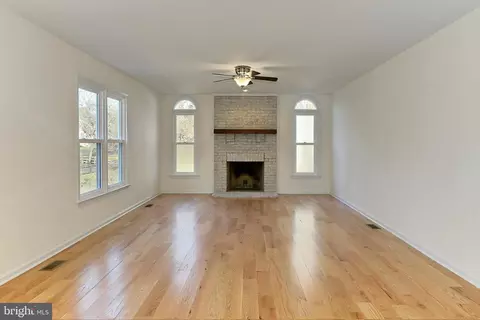 Living - 17585 Wadell Ct, Hamilton, VA 20158 photo 5 of 9