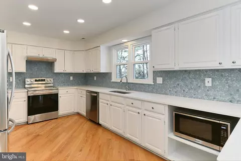 Kitchen - 17585 Wadell Ct, Hamilton, VA 20158 photo 4 of 5