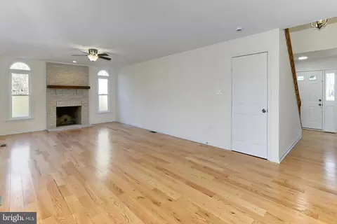 Living - 17585 Wadell Ct, Hamilton, VA 20158 photo 9 of 9