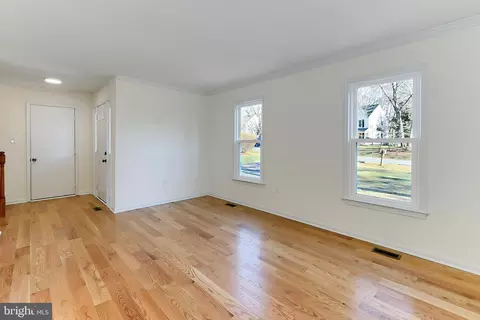 Living - 17585 Wadell Ct, Hamilton, VA 20158 photo 3 of 9