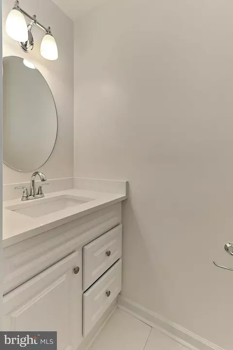 Bath - 17585 Wadell Ct, Hamilton, VA 20158 photo 1 of 6