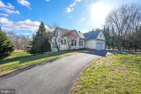 132 Lakeland Dr, Sterling, VA 20164