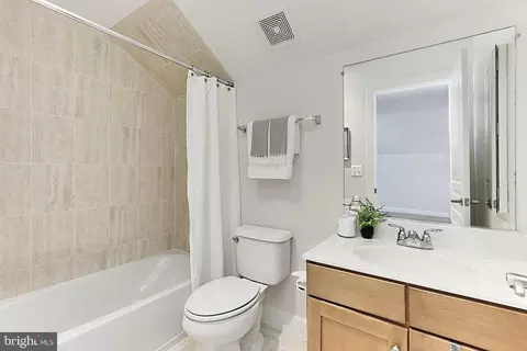 Bath - 42469 Spring Splendor Dr, Brambleton, VA 20148 photo 2 of 3