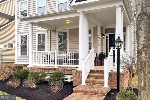 Exterior - 42469 Spring Splendor Dr, Brambleton, VA 20148 photo 2 of 3