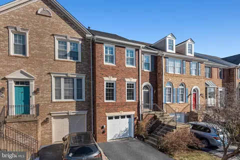 20938 Sandstone Sq, Sterling, VA 20165