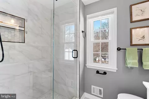 Bath - 120 Peyton Rd, Sterling, VA 20165 photo 6 of 8