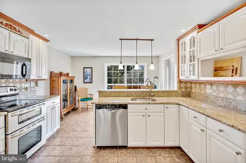 Kitchen - 21170 Wildflower Sq, Ashburn, VA 20147 photo 5 of 7