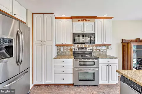 Kitchen - 21170 Wildflower Sq, Ashburn, VA 20147 photo 6 of 7