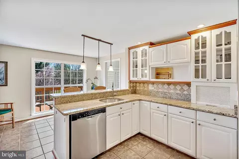 Kitchen - 21170 Wildflower Sq, Ashburn, VA 20147 photo 4 of 7