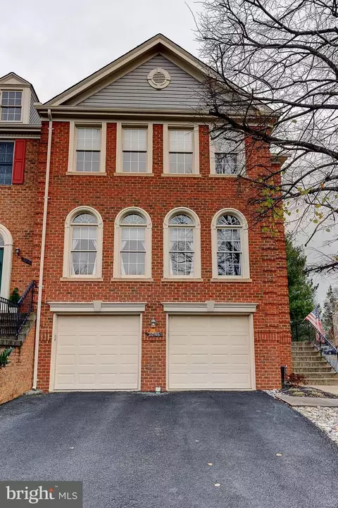 20948 Sandstone Sq, Sterling, VA 20165
