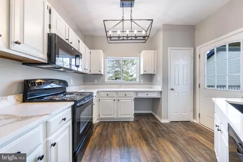 676 Gateway Dr SE #809, Leesburg, VA 20175