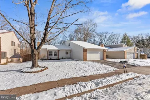 126 E Meadowland Ln, Sterling, VA 20164