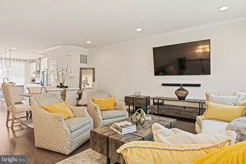 Living - 42368 Alder Forest Ter, Sterling, VA 20166 photo 3 of 4
