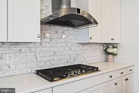Kitchen - 42368 Alder Forest Ter, Sterling, VA 20166 photo 4 of 5
