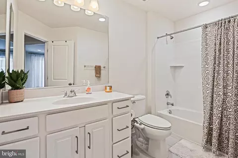 Bath - 42368 Alder Forest Ter, Sterling, VA 20166 photo 3 of 3
