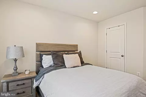 Bedroom - 42368 Alder Forest Ter, Sterling, VA 20166 photo 5 of 7