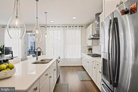 Kitchen - 42368 Alder Forest Ter, Sterling, VA 20166 photo 3 of 5