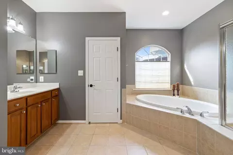 Bath - 22506 Pine Top Ct, Ashburn, VA 20148 photo 3 of 5