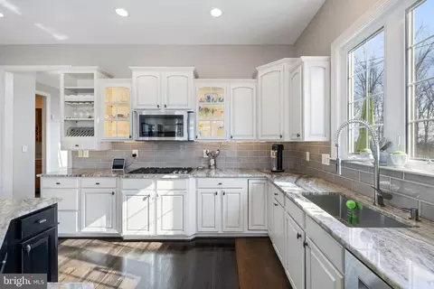 Kitchen - 22506 Pine Top Ct, Ashburn, VA 20148 photo 5 of 7