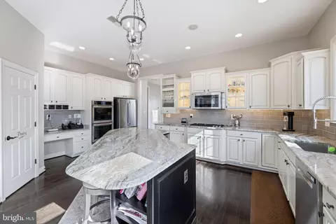 Kitchen - 22506 Pine Top Ct, Ashburn, VA 20148 photo 6 of 7