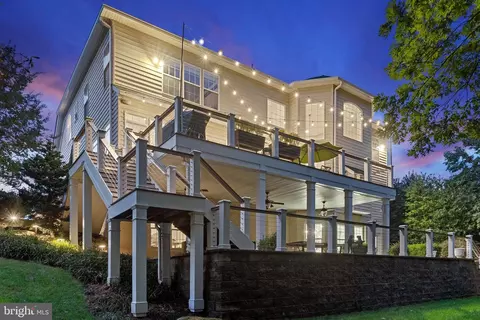 Exterior - 22506 Pine Top Ct, Ashburn, VA 20148 photo 18 of 19