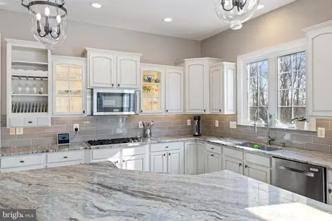 Kitchen - 22506 Pine Top Ct, Ashburn, VA 20148 photo 4 of 7