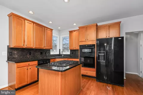 Kitchen - 21683 Bronte Pl, Ashburn, VA 20147 photo 3 of 4