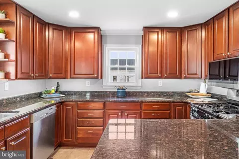 Kitchen - 39335 E Colonial Hwy E, Hamilton, VA 20158 photo 5 of 9