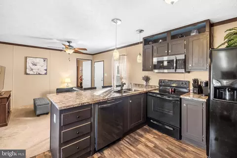 Kitchen - 39335 E Colonial Hwy E, Hamilton, VA 20158 photo 7 of 9