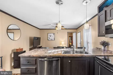 Kitchen - 39335 E Colonial Hwy E, Hamilton, VA 20158 photo 6 of 9