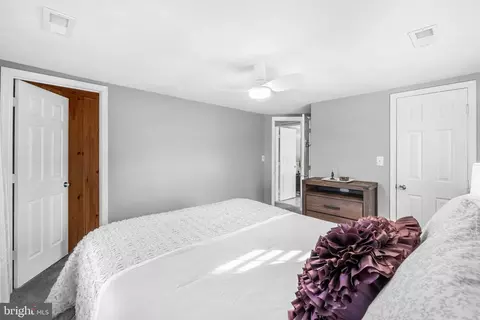 Bedroom - 39335 E Colonial Hwy E, Hamilton, VA 20158 photo 5 of 10