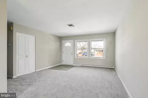 Living - 304 Williamsburg Rd, Sterling, VA 20164 photo 3 of 4
