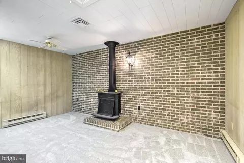 Living - 304 Williamsburg Rd, Sterling, VA 20164 photo 4 of 4