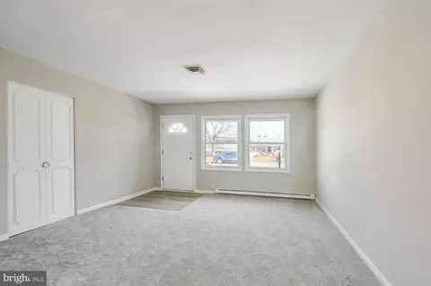 Living - 304 Williamsburg Rd, Sterling, VA 20164 photo 1 of 4